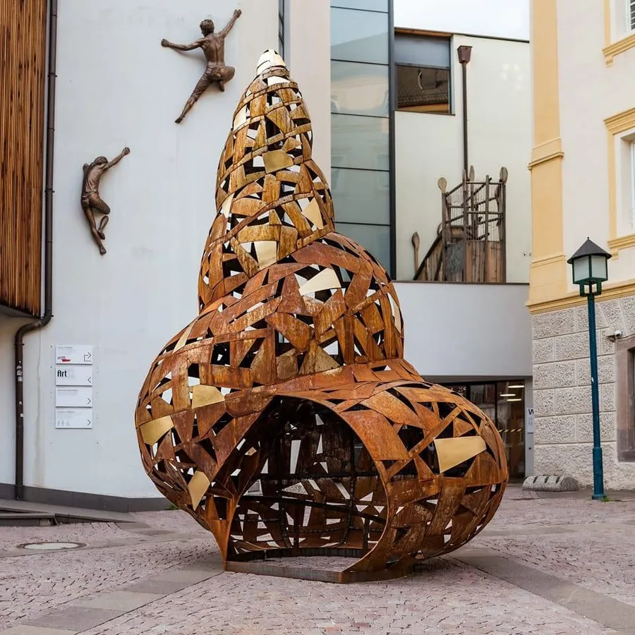 Muschelform im Ortszentrum — Cortenstahl