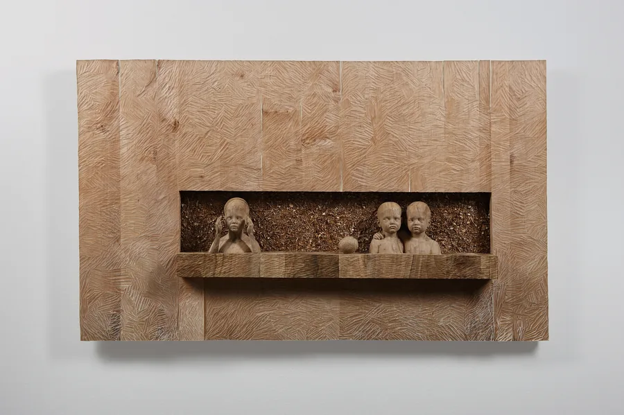 Drei Kinder in Wandnische — Relief, Holz