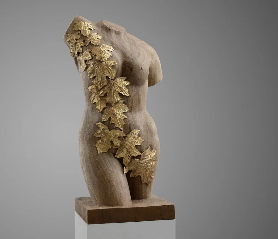 Torso mit goldenen Blättern — Holz mit Blattgold