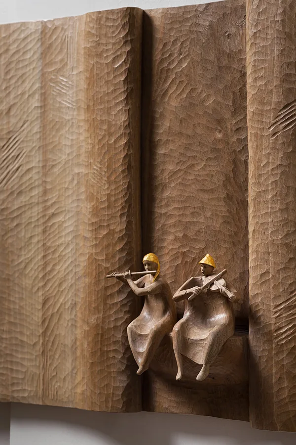 Flötistin und Geiger — Relief, Holz mit Blattgold