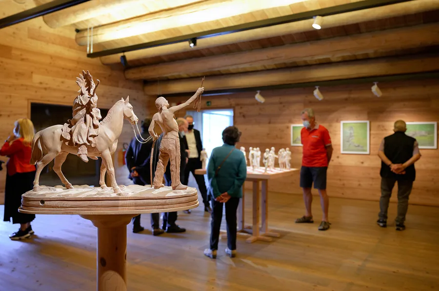 Cavallo con cavaliere e conducente — Legno