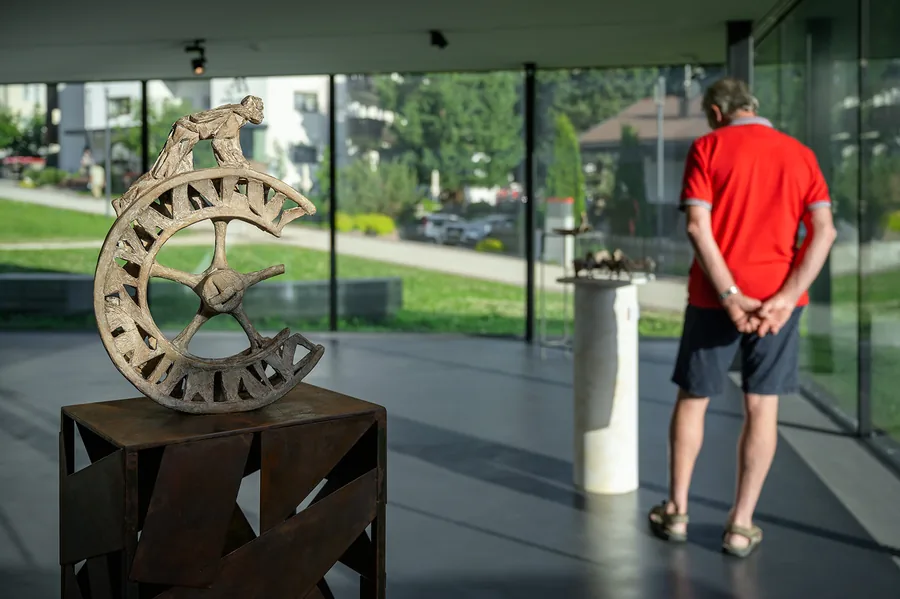 Figura su falce di ruota — Acciaio corten