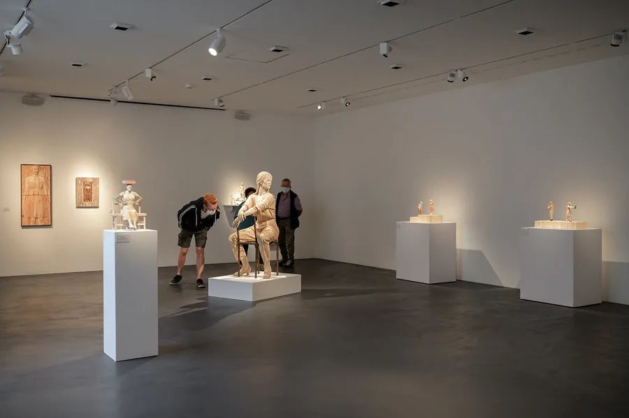 White exhibition room — Wood