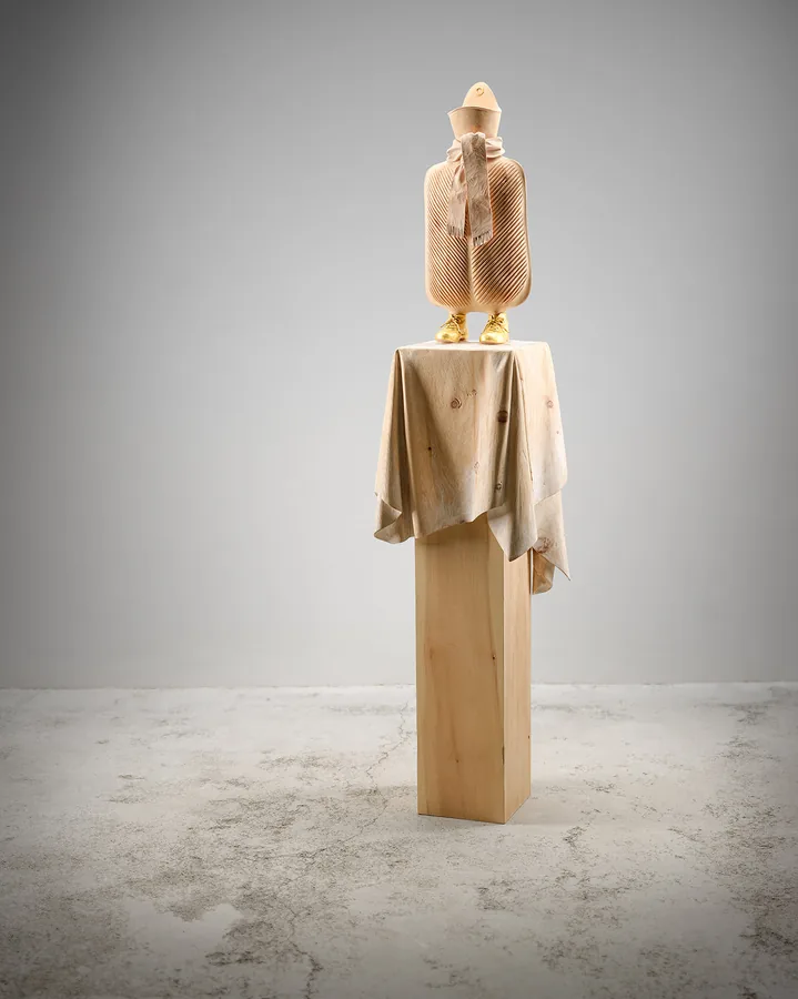 Stehende Figur mit goldenen Schuhen — Holz mit Blattgold