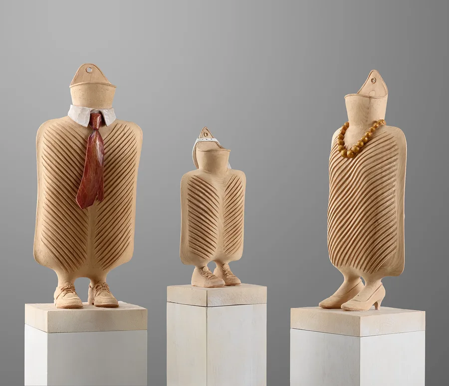 Drei geriffelte Figuren, Familie — Holz, gefasst