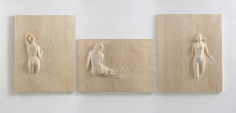 Dreiteiliges Relief weibliche Akte — Relief, Holz, gefasst mit Blattgold