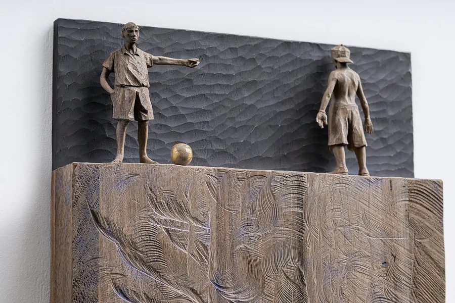 Zwei Jungen mit goldenem Ball — Relief, Holz, gefasst mit Blattgold