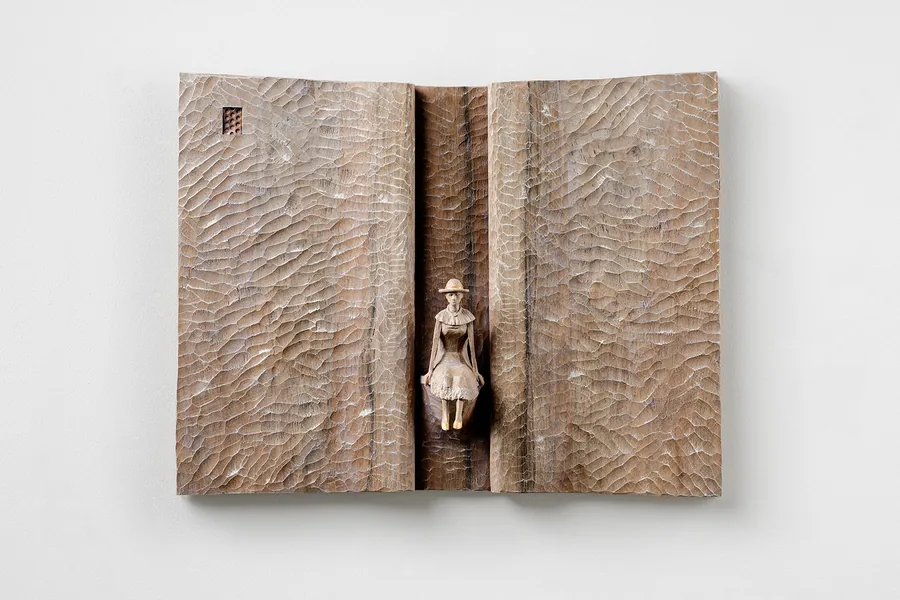 Frauenfigur mit Hut im Wandrelief — Relief, Holz