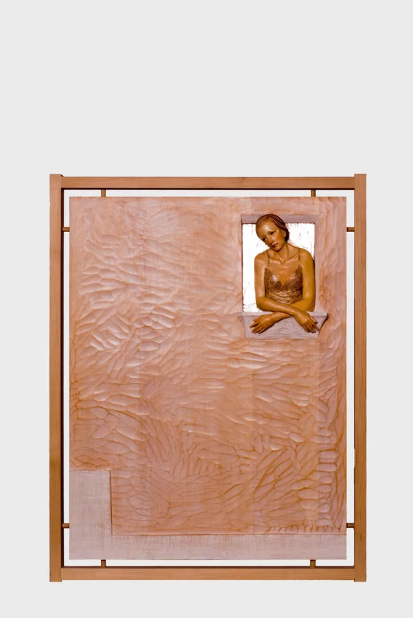 Frau am Fenster mit verschränkten Armen — Relief, Holz, gefasst