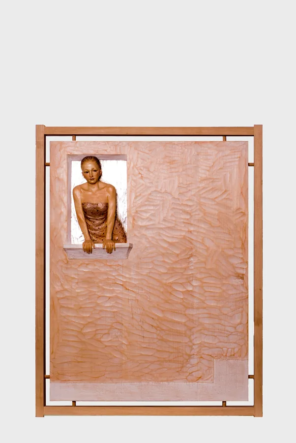 Frau am Fenster im trägerlosen Kleid — Relief, Holz, gefasst