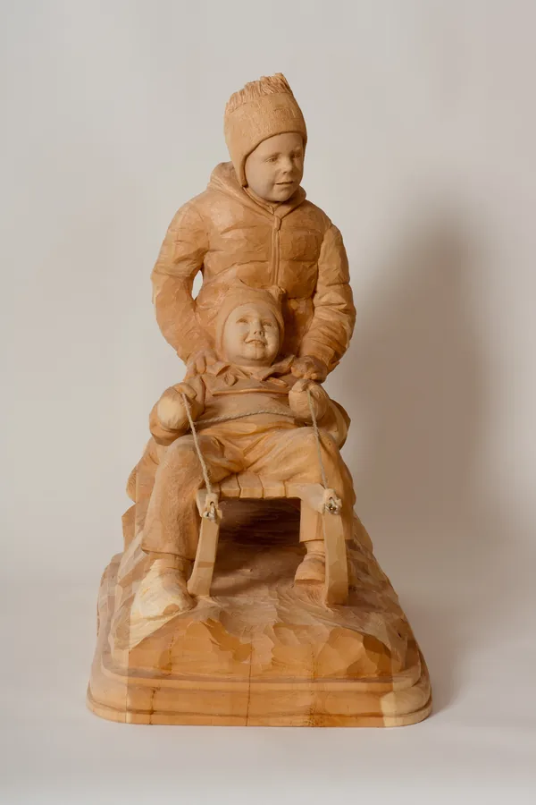 Zwei Kinder auf dem Rodel — Holz