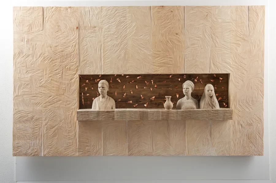 Frau, Mädchen und Junge in der Nische — Relief, Holz