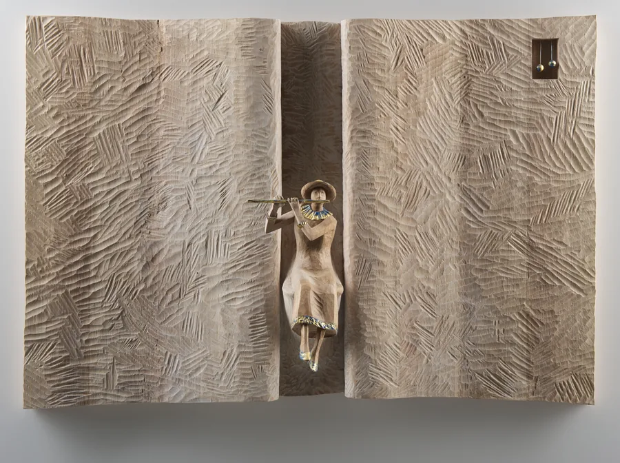 Flötenspielerin im Holzspalt — Relief, Holz, gefasst mit Blattgold